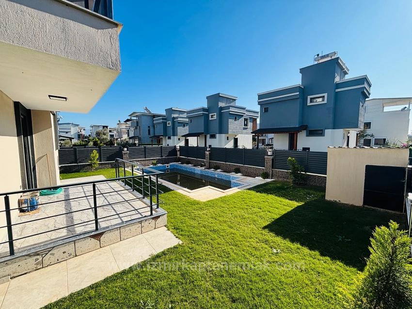 Для продажи Летний 3+1 в Cumhuriyet Seferihisar Doğanbey - 300 m²