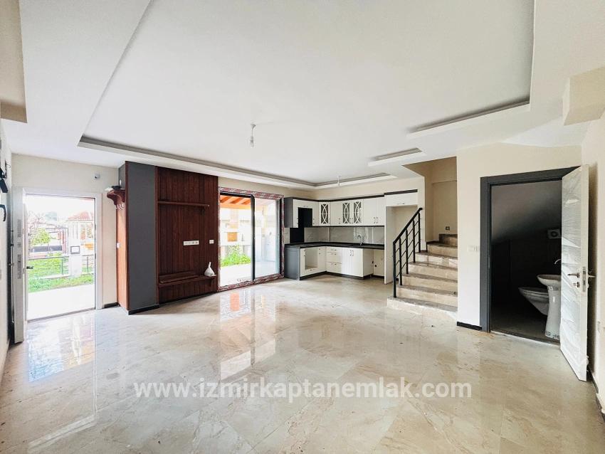 Для продажи Летний 3+1 в Payamlı Seferihisar Doğanbey - 160 m²