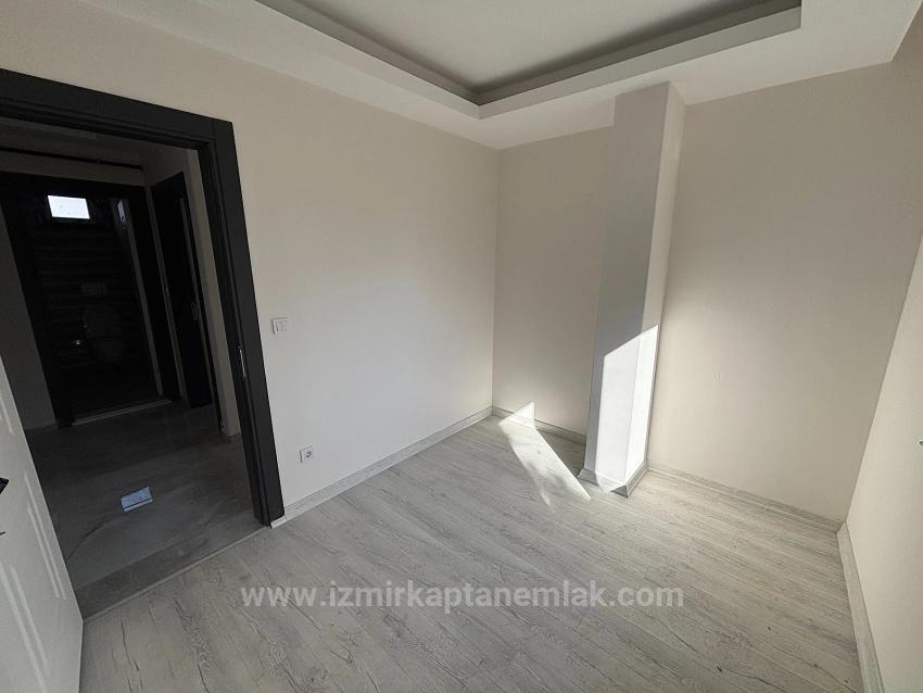 Квартира 2+1 На Среднем Этаже В Районе Чаникебир, Сеферихисар, Измир