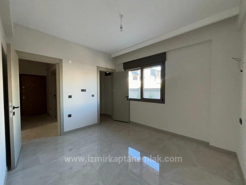 Квартира 2+1 На Первом Этаже С Большим Садом В Сеферихисар Чолакибрагим, Измир