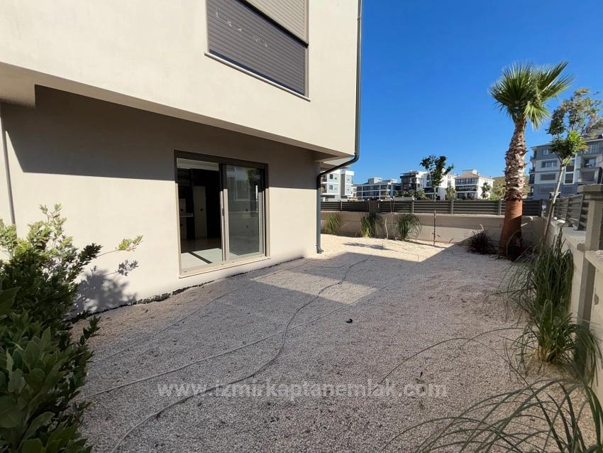 Квартира 2+1 На Первом Этаже С Большим Садом В Сеферихисар Чолакибрагим, Измир