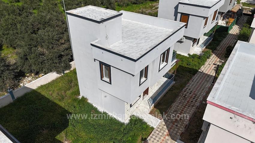 Для продажи Летний 3+1 в Cumhuriyet Seferihisar Doğanbey - 165 m²