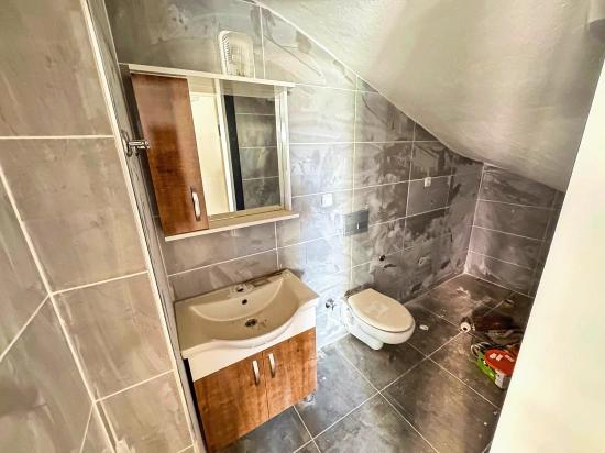 Продается Вилла С 2 Спальнями И 1 Ванной Комнатой В Центре Района Паямлы В Сеферихисаре, Измир, В Нескольких Минутах Ходьбы От Моря.