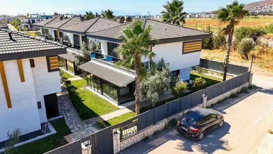 İzmir Seferihisar в районе Cumhuriyet внутри комплекса с бассейном 3+1 продается летний дом