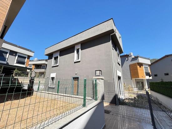 Просторная Вилла 3+1 С Отдельным Входом На Продажу В Мендерес-Оздере