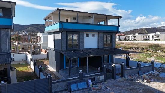 Красиво Расположенная Летняя Вилла Триплекс 3+1 В Джумхуриете, Сеферихисар, Измир.