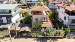 Для продажи Летний 4+1 в Cumhuriyet Seferihisar Doğanbey - 160 m²