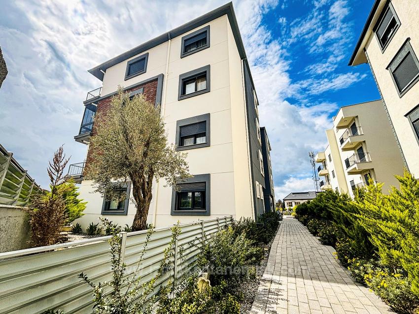 İzmir Seferihisar Çolakibrahim Bey Mahallesi’nde Havuzlu Güvenlik Kameralı Site İçerisinde