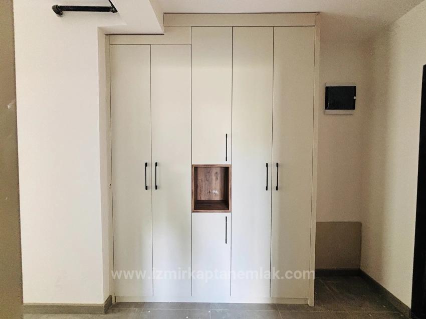 İzmir Seferihisar Çolakibrahim Bey Mahallesi’nde Havuzlu Güvenlik Kameralı Site İçerisinde