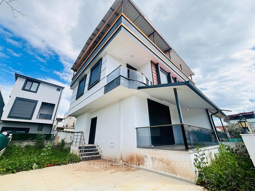 İzmir Seferihisar Payamlı Mahallesi’nde Merkezi Konumda 3+1 Bahçeli Villa