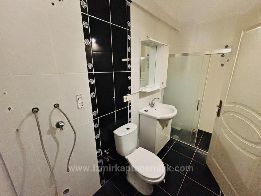 İzmir Seferihisar Bengiler’de Çarşı Merkezinde Arka Cephe Dağ Manzaralı Kapalı Mutfaklı 2+