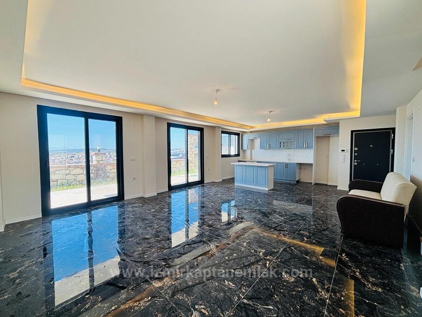 İzmir Seferihisar Akarca’da Deniz Manzaralı Havuzlu 5+1 Müstakil Tripleks Yazlık Villa