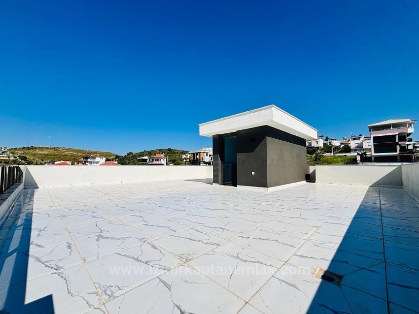 İzmir Seferihisar Akarca’da Deniz Manzaralı Havuzlu 5+1 Müstakil Tripleks Yazlık Villa