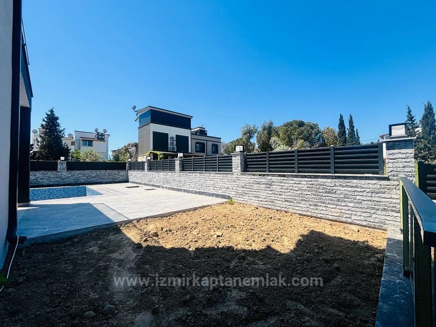 İzmir Seferihisar Cumhuriyet Mahallesi’nde 3+1 Havuzlu Satılık Müstakil Villa