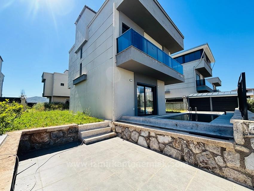 İzmir Seferihisar Cumhuriyet Mahallesi’nde 3+1 Havuzlu Satılık Müstakil Villa