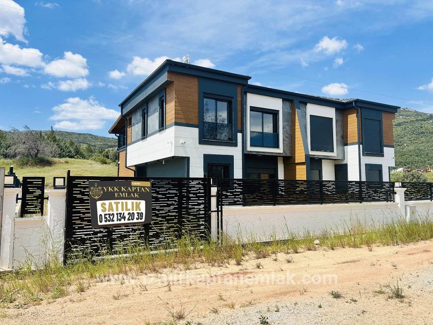 Seferihisar Kavakdere Mah. Satılık 3+2 Yazlık - 220 m²