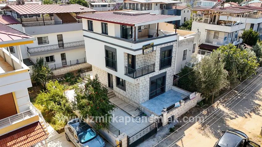 Seferihisar Doğanbey Cumhuriyet Mah. Satılık 5+1 Yazlık - 145 m²