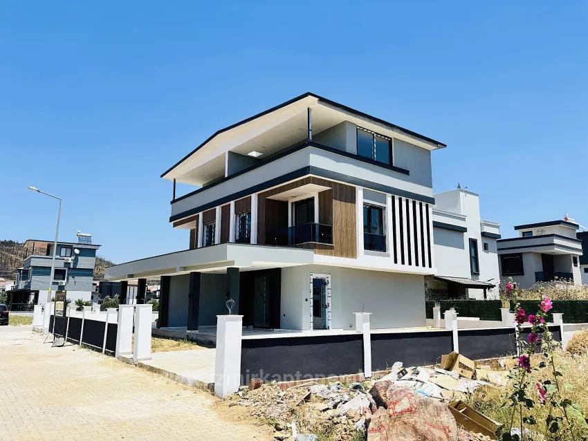 İzmir Seferihisar Cumhuriyet Mahallesi’nde Geniş Bahçeli 3+1 Satılık İkiz Villa