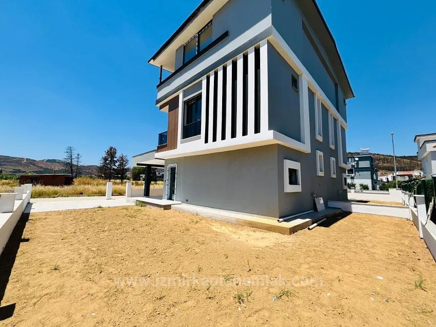 İzmir Seferihisar Cumhuriyet Mahallesi’nde Geniş Bahçeli 3+1 Satılık İkiz Villa