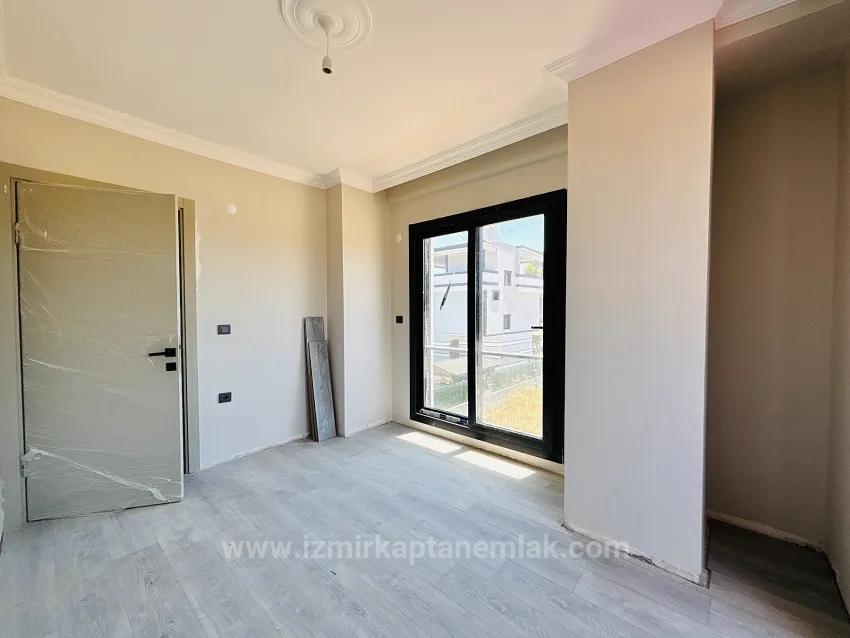 İzmir Seferihisar Cumhuriyet Mahallesi’nde Geniş Bahçeli 3+1 Satılık İkiz Villa
