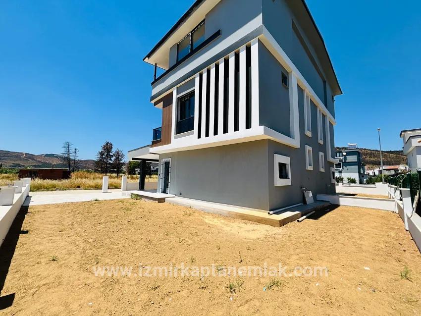Seferihisar Doğanbey Cumhuriyet Mah. Satılık 3+1 Yazlık - 125 m²