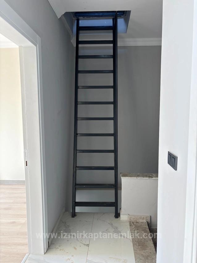 Seferihisar Doğanbey'de Plaja 400 M Mesafede Bahçeli Satılık 4+1 Villa