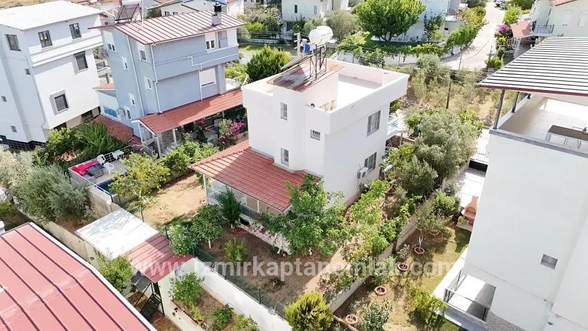 İzmir Seferihisar Cumhuriyet Mahallesi’nde 310 m² İçerisinde satılık 3+1 dubleks villa