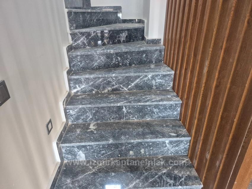 Doğanbey'de Deniz Manzaralı Otoparklı Sıfır Satılık 2+1 Villa