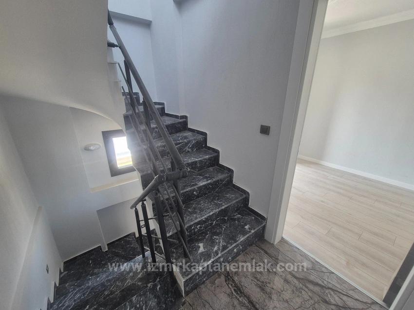 Doğanbey'de Deniz Manzaralı Otoparklı Sıfır Satılık 2+1 Villa