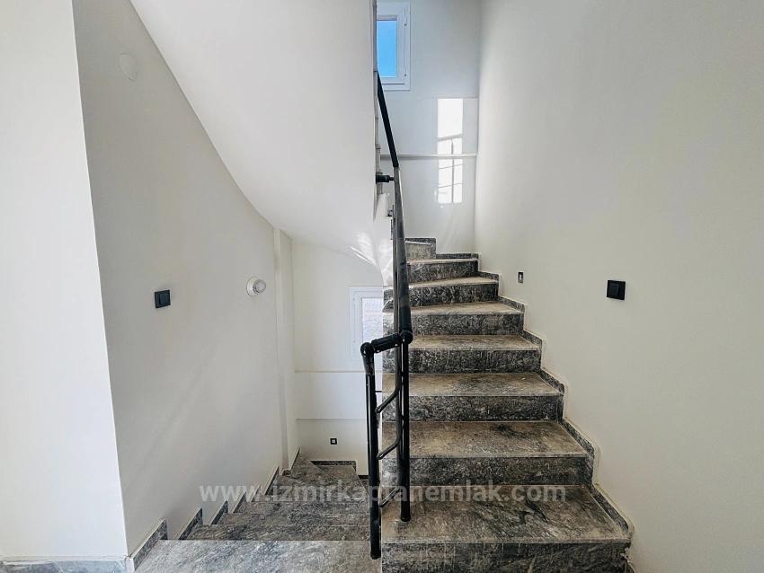 Doğanbey Atatürk Mahallesi Deniz Manzaralı Bahçeli Satılık 3+1 Villa