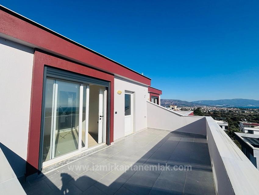 Doğanbey Atatürk Mahallesi Deniz Manzaralı Bahçeli Satılık 3+1 Villa