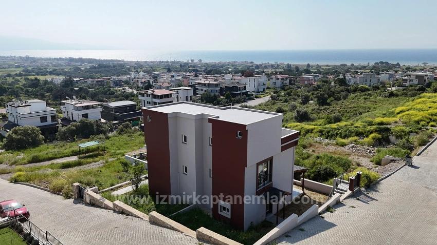 Doğanbey Atatürk Mahallesi Deniz Manzaralı Bahçeli Satılık 3+1 Villa