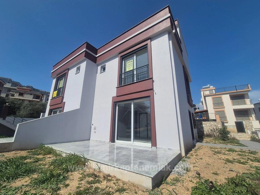 Doğanbey Atatürk Mahallesi Deniz Manzaralı Bahçeli Satılık 3+1 Villa