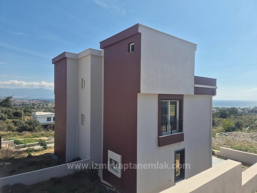 Doğanbey Atatürk Mahallesi Deniz Manzaralı Bahçeli Satılık 3+1 Villa