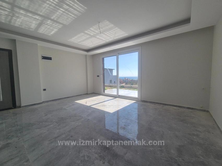 Doğanbey Atatürk Mahallesi Deniz Manzaralı Bahçeli Satılık 3+1 Villa