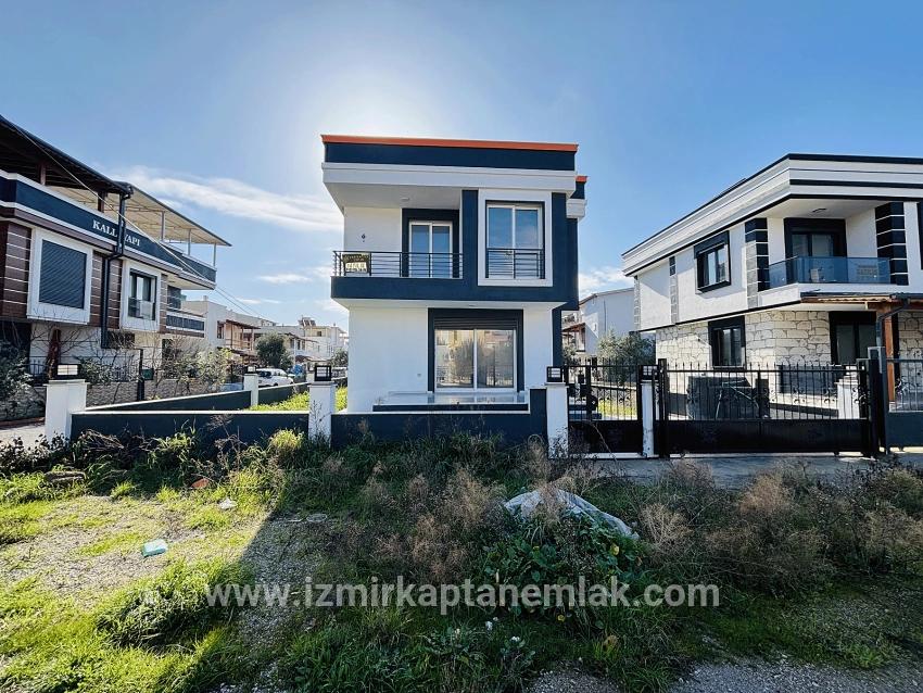 Seferihisar Doğanbey Cumhuriyet Mah. Satılık 3+1 Yazlık - 165 m²