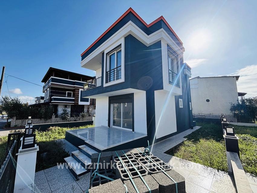 Seferihisar Doğanbey Cumhuriyet Mah. Satılık 3+1 Yazlık - 165 m²