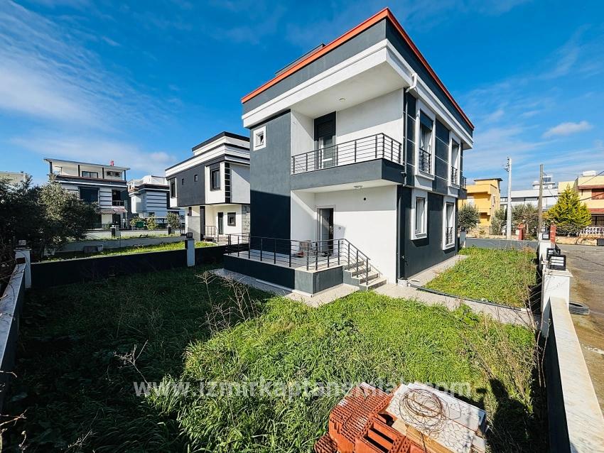 Seferihisar Doğanbey Cumhuriyet Mah. Satılık 3+1 Yazlık - 165 m²