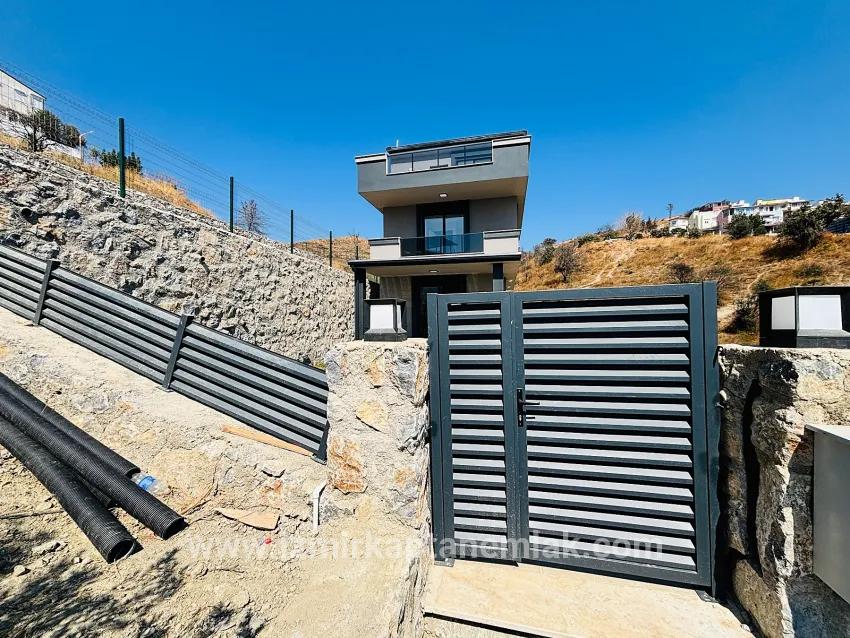 Seferihisar Doğanbey Atatürk Mah. Satılık 3+1 Yazlık - 150 m²