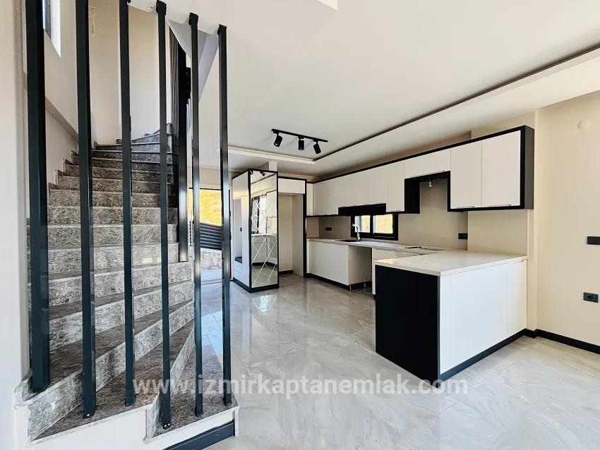 Seferihisar Doğanbey Atatürk Mah. Satılık 3+1 Yazlık - 150 m²