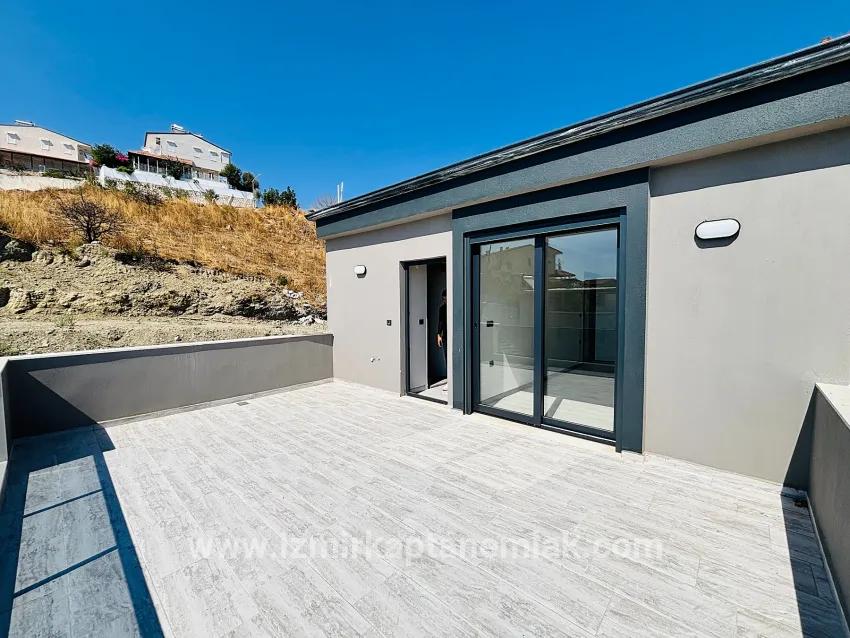 Seferihisar Doğanbey Atatürk Mah. Satılık 3+1 Yazlık - 150 m²