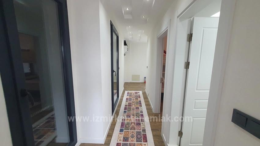 Seferihisar Payamlı'da Deniz Tarafında Havuzlu Bahçeli Satılık 3+1 Villa