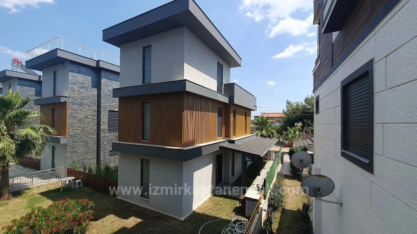 Seferihisar Payamlı'da Deniz Tarafında Havuzlu Bahçeli Satılık 3+1 Villa
