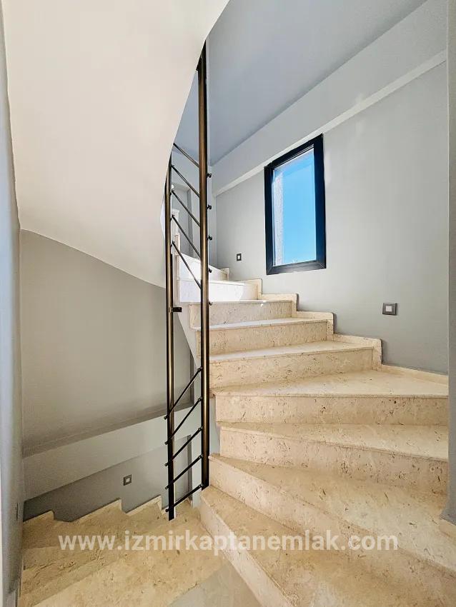 Seferihisar Doğanbey Cumhuriyet Mah. Satılık 3+1 Yazlık - 180 m²