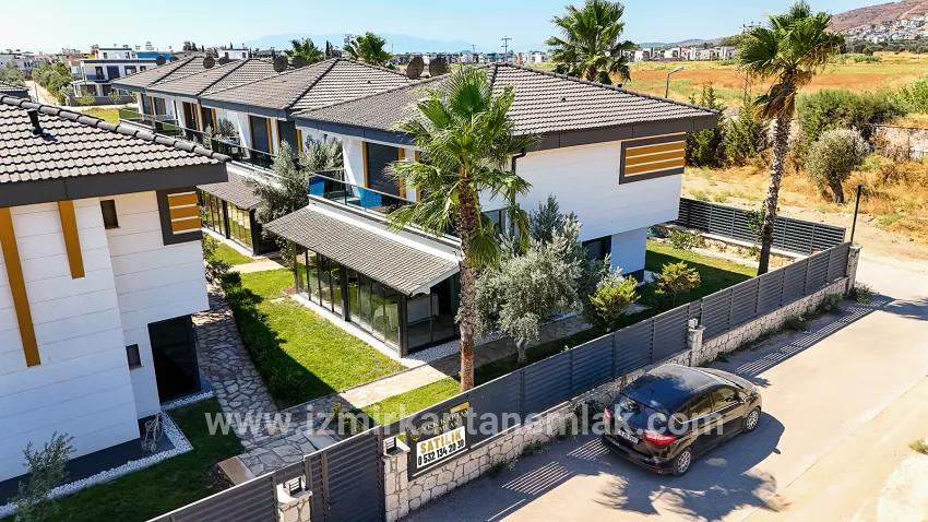 Seferihisar Doğanbey Cumhuriyet Mah. Satılık 3+1 Yazlık - 290 m²
