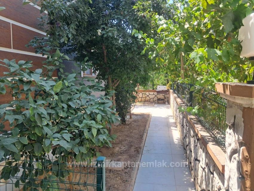 Seferihisar Doğanbey'de Bahçeli Ferah Yapılı Satılık 2+1 Villa