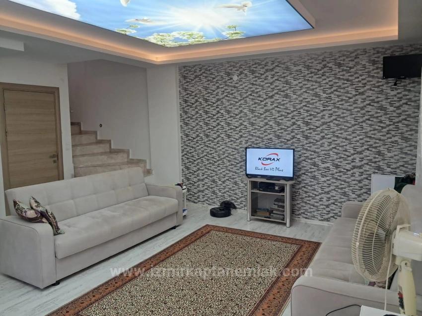 Seferihisar Doğanbey'de Bahçeli Ferah Yapılı Satılık 2+1 Villa