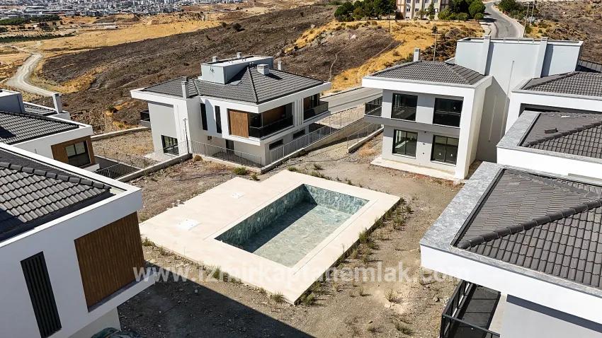 Seferihisar Turabiye Mah. Satılık 3+2 Villa - 240 m²