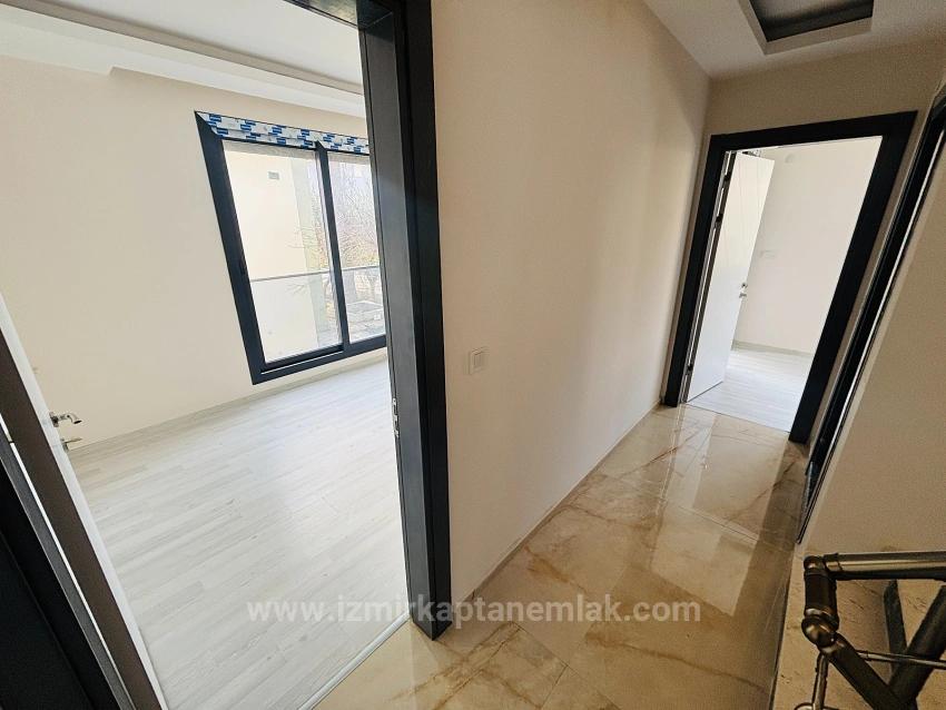 Seferihisar Doğanbey'de Deniz Manzaralı Kat Mülkiyetli 4+1 Satılık Villa