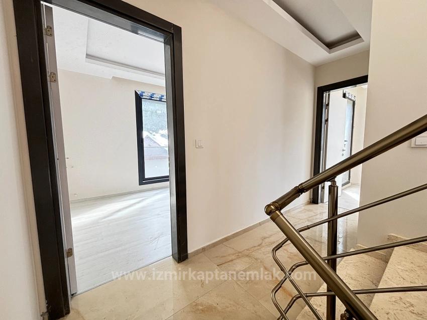 Seferihisar Doğanbey'de Deniz Manzaralı Kat Mülkiyetli 4+1 Satılık Villa